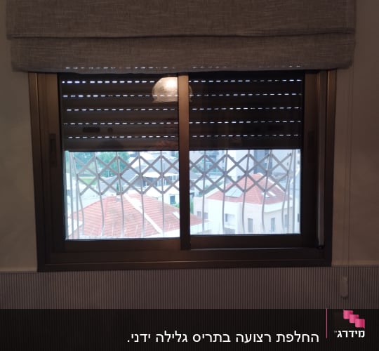 תריסים חומים סגורים עם חריצים לאור